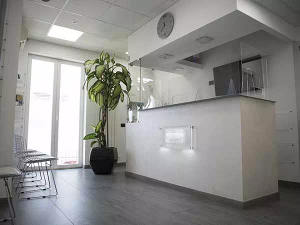 Centro-dentistico-ODONTOEMME-a-Garbagnate-Milanese-sala-d-attesa