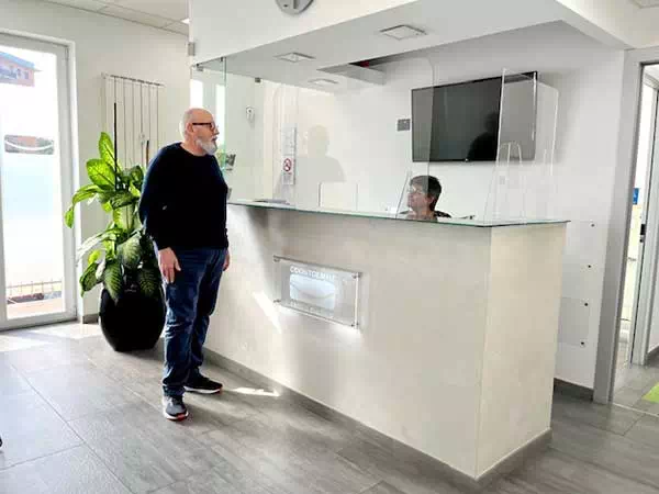 Dentista-a-Garbagnate-Milanese-Maurizio-Belluomini-titolare-ODONTOEMME-in-reception